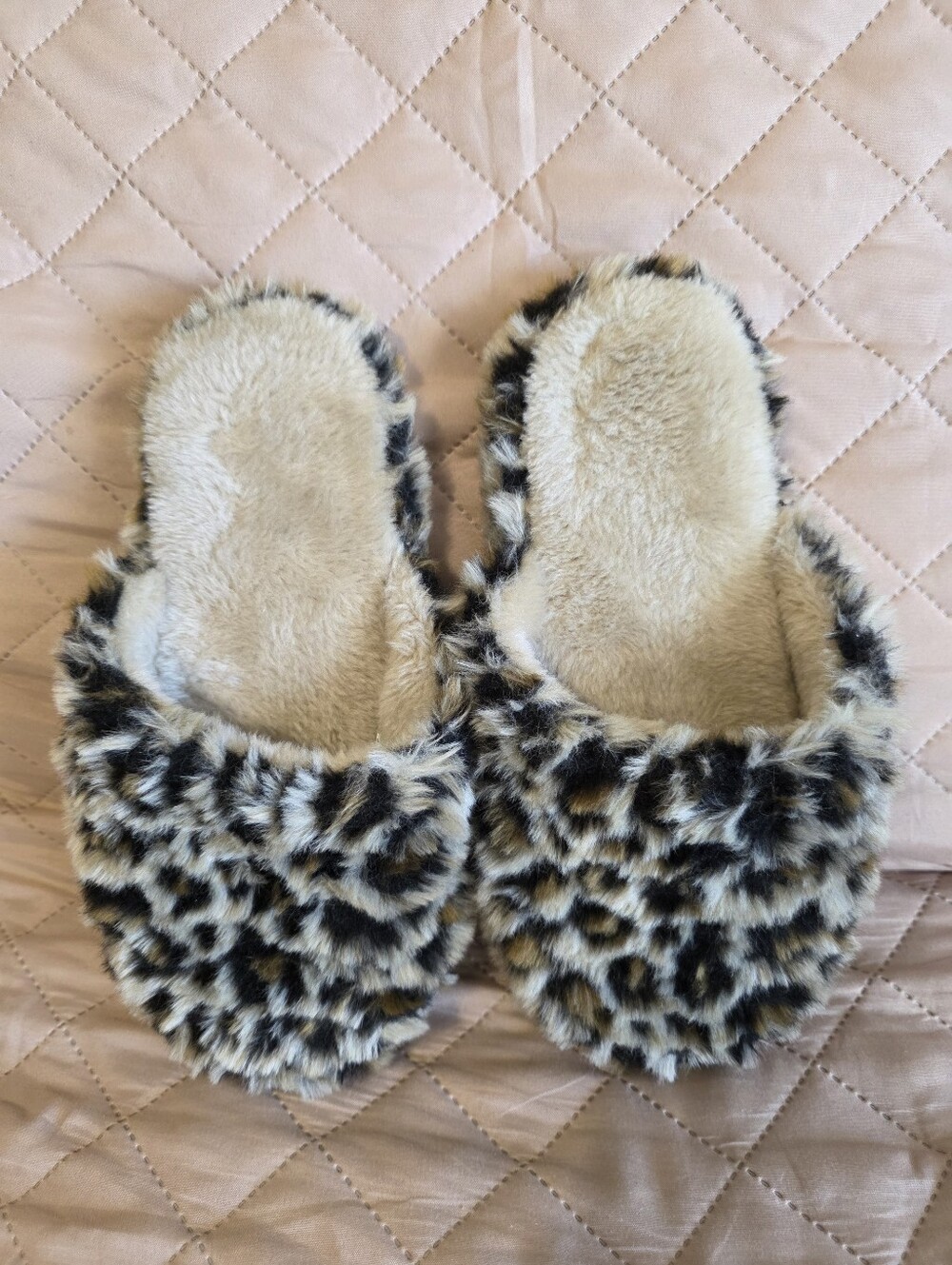 Women Faux-Fur Leopard Plush Slide on Slippers Cream/Black